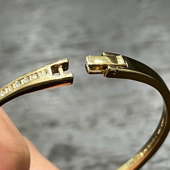 COPY - Kate Spade elegant jeweled large ribbon bow designed side open bangle br… - Picture 4 of 4